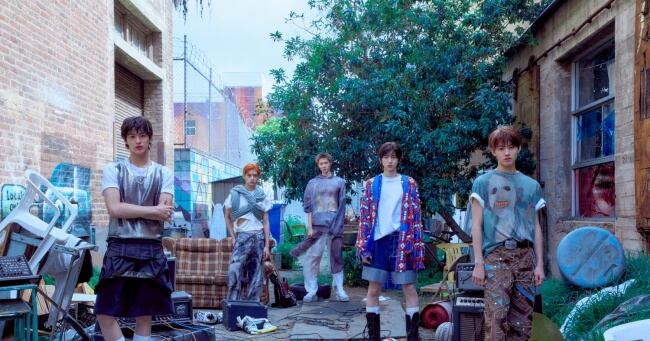 COLORS OUT SIDE THE LINES - Cortis (ALBUM - CD)