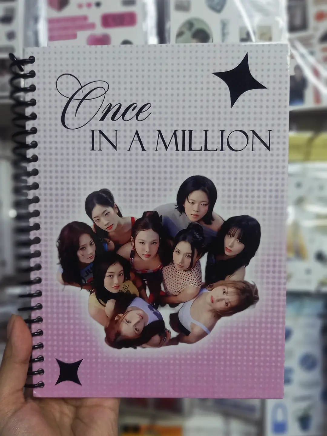 Cuaderno 100 hojas de raya kpop grupo