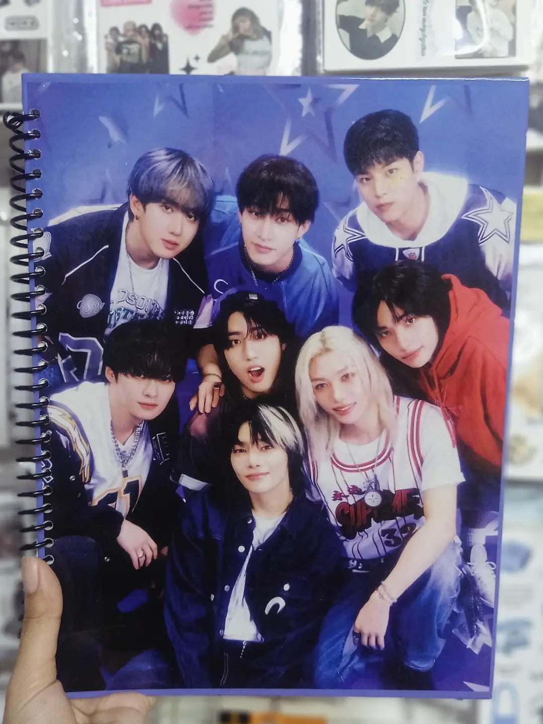 Cuaderno 100 hojas de raya kpop grupo