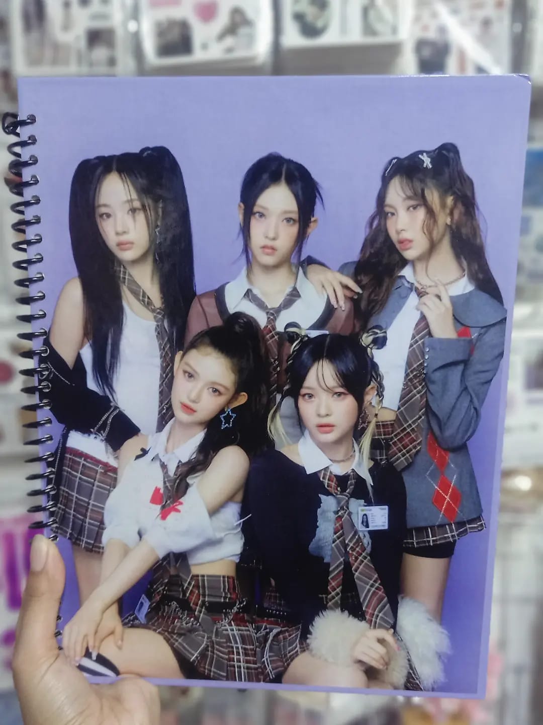 Cuaderno 100 hojas de raya kpop grupo
